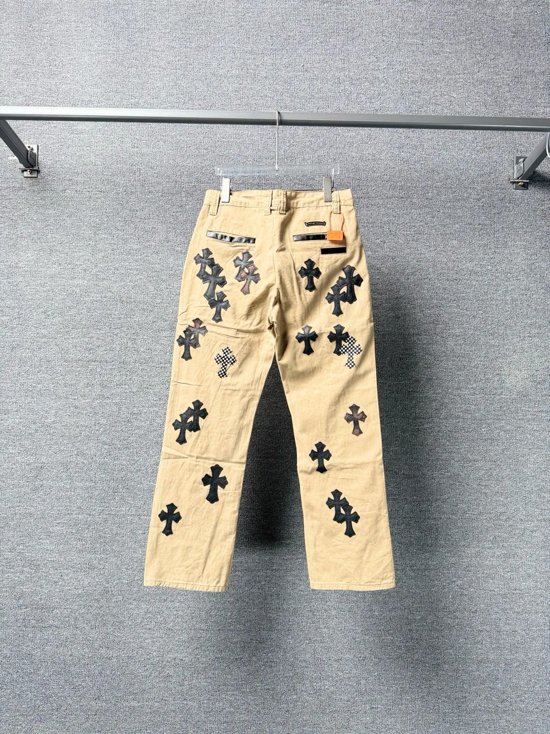 P270 💰 (Top version) Chrome Hearts CH khaki camouflage checkerboard horse hair cross patch leather jeans. Original purchased and patterned to truly restore the ultimate texture of Vintage. Italian special cowhide print and then cut. Customized sheepskin three-layer thick line leather. The whole body is spliced in heavy water washing process. Craftsmen hand-splash ink. You can see the details. Three-dimensional cutting version. Loose and comfortable. Not picky on the figure. Look tall and slim. Factory precision work. Original quality control. Same style for men and women. Can be matched with couples. Versatile recommendation. Must-have jeans for all seasons. Color: Khaki Size: 28-30-32-34 (corresponds to S-M-L-XL)